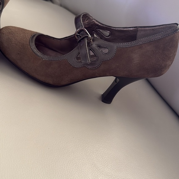 SOFFT Women's Sueded Upper Classic Strapped Heels Shoes In Coffee Brown - Picture 4 of 6